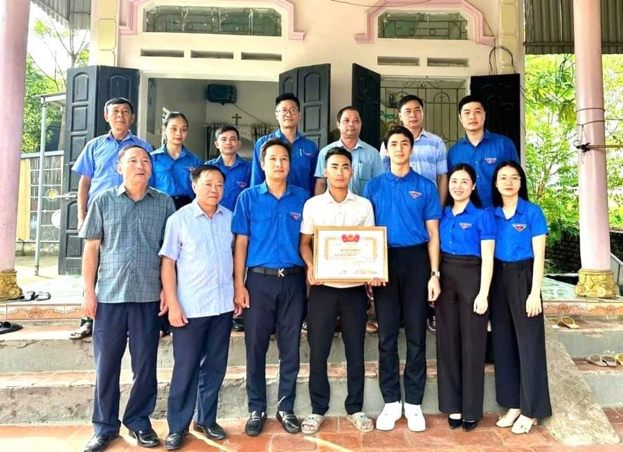 Lãnh đạo Tỉnh đoàn Phú Thọ trao Bằng khen của Trung ương Đoàn TNCS Hồ Chí Minh cho anh Ngô Quốc Trung Lãnh đạo Tỉnh đoàn Phú Thọ trao Bằng khen của Trung ương Đoàn TNCS Hồ Chí Minh cho anh Ngô Quốc Trung