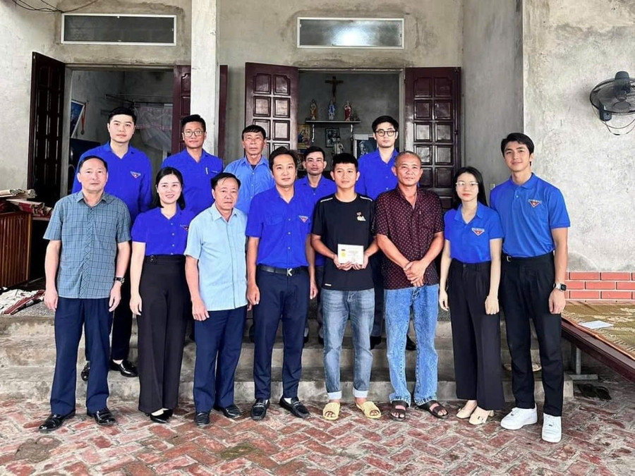 Trao Huy hiệu “Tuổi trẻ dũng cảm” và Bằng khen cho hai thanh niên cứu người trong vụ sập cầu Phong Châu 