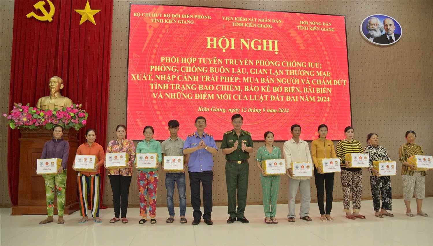 Đại diện Viện kiểm sát Nhân dân và Bộ chỉ huy BĐBP  tỉnh Kiên Giang trao quà cho các hộ dân có hoàn cảnh khó khăn