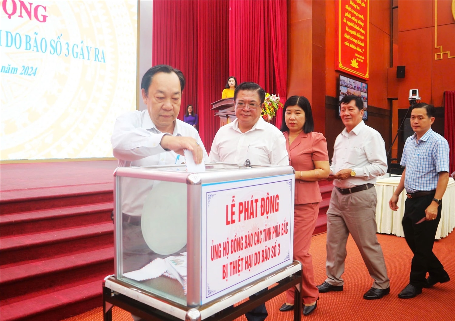 Cán bộ, công chức, viên chức của tỉnh Sóc Trăng quyên góp ủng hộ đồng bào bị nạn do cơn bão số 3 Cán bộ, công chức, viên chức của tỉnh Sóc Trăng quyên góp ủng hộ đồng bào bị nạn do cơn bão số 3