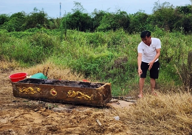 Hiện trường vụ đào mộ, trộm hài cốt.