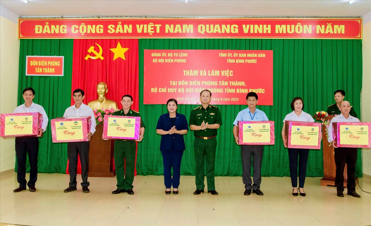 Trung tướng Nguyễn Anh Tuấn, Bí thư Đảng ủy, Chính ủy BĐBP và Chủ tịch UBND tỉnh Bình Phước Trần Tuệ Hiền tặng quà cho Đồn Biên phòng Tân Thành, UBND xã Tân Thành và các trường học đóng chân trên địa bàn xã Tân Thành, huyện Bù Đốp