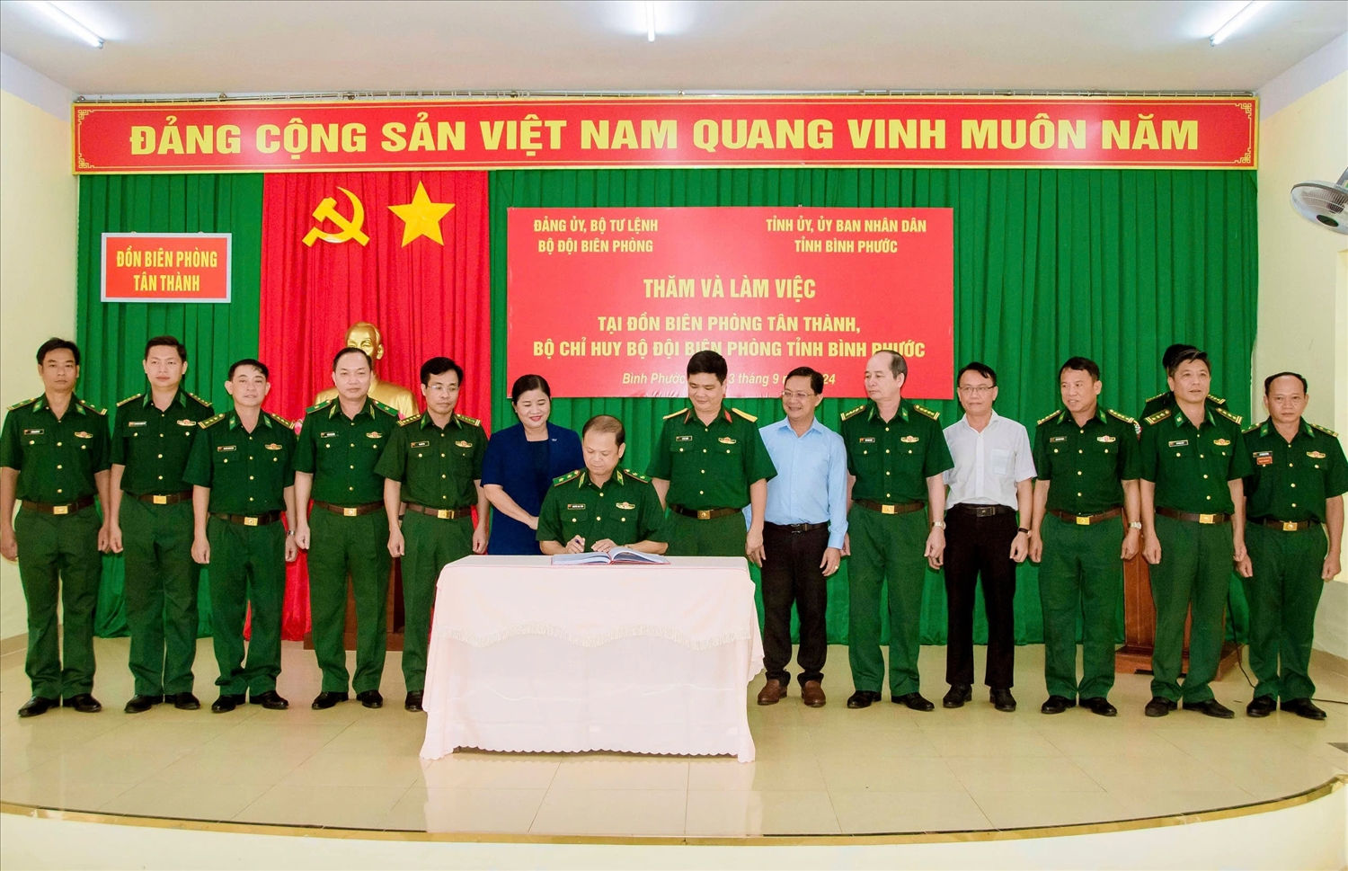  Trung tướng Nguyễn Anh Tuấn, Bí thư Đảng ủy, Chính ủy BĐBP ghi sổ vàng đơn vị Đồn Biên phòng Tân Thành đang đóng quân trên huyện Bù Đốp
