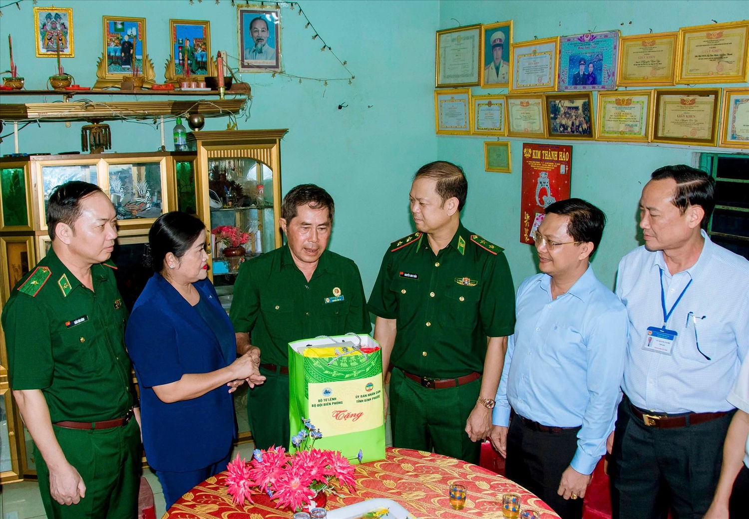 Trung tướng Nguyễn Anh Tuấn, Bí thư Đảng ủy, Chính ủy BĐBP và Chủ tịch UBND tỉnh Bình Phước Trần Tuệ Hiền thăm, tặng quà ông Nguyễn Văn Ya, thương binh 2/1