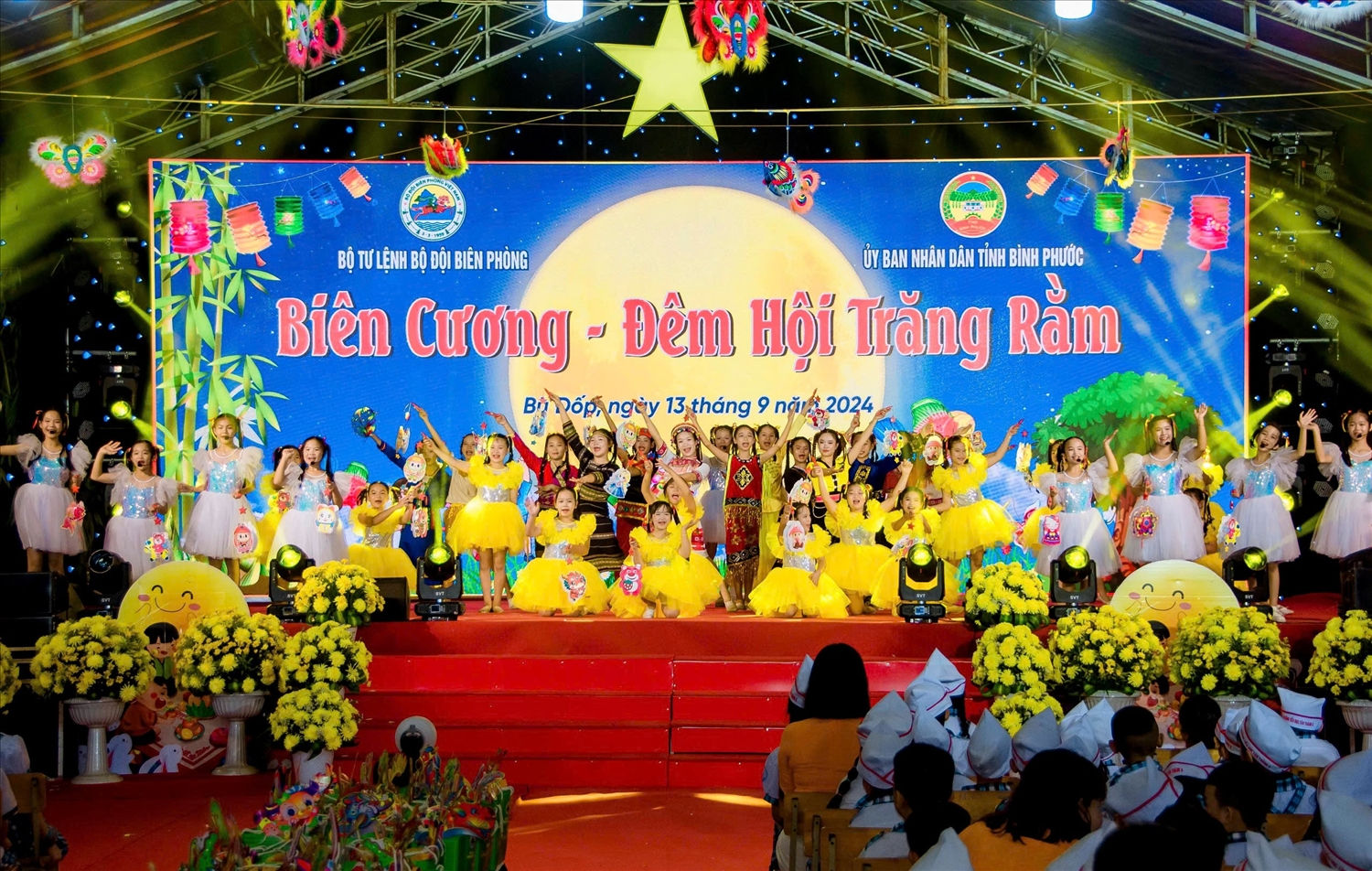 Các em thiếu nhi trên địa bàn huyện Bù Đốp được giao lưu văn hóa - văn nghệ;  tham gia các trò chơi dân gian, đố vui có thưởng; phá cỗ trung thu
