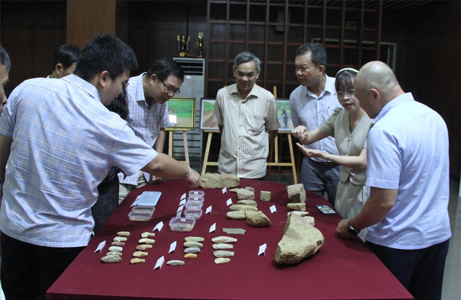 Đại biểu tham quan, tìm hiểu các di vật khảo cổ