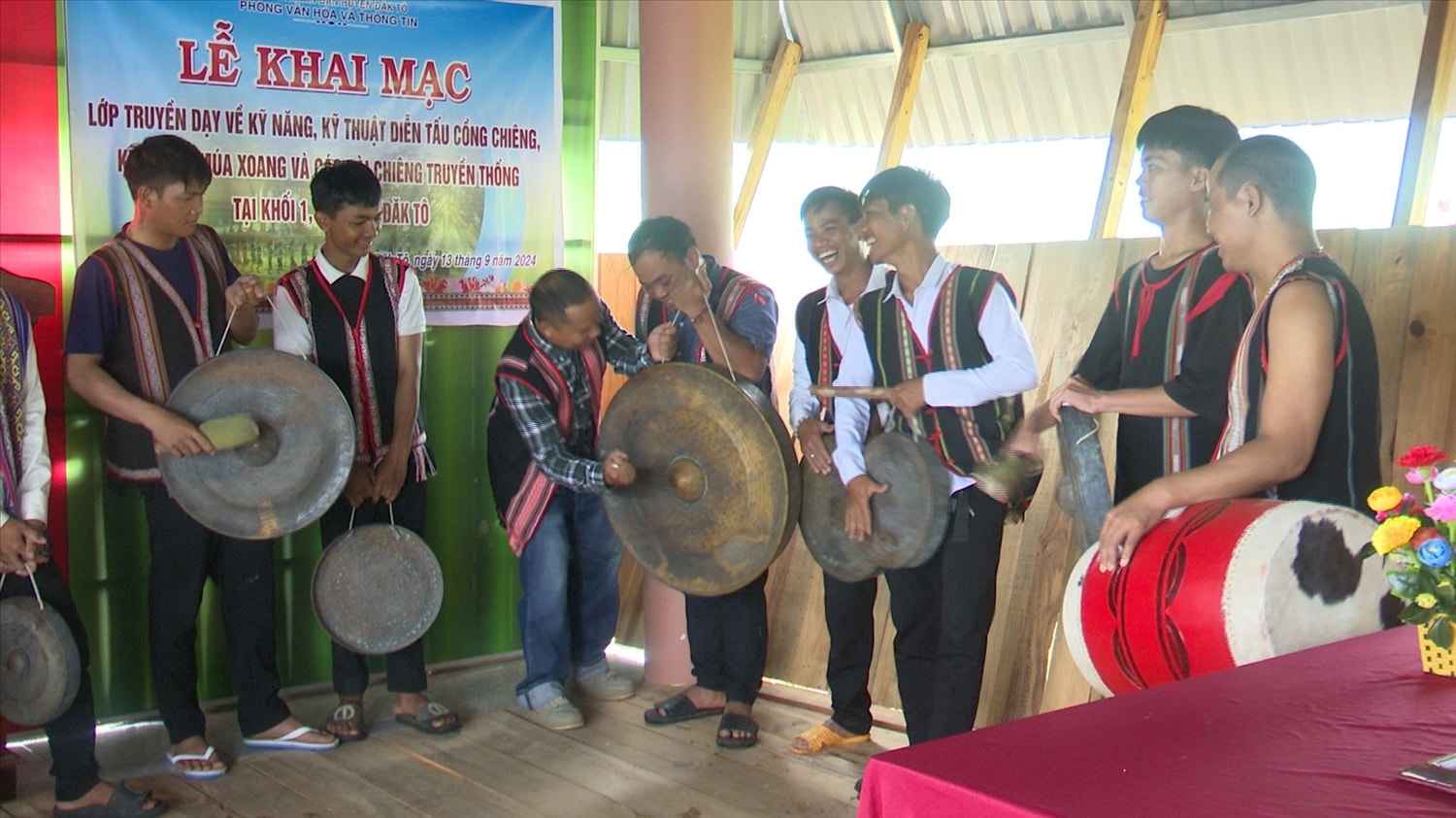 Nghệ nhân A Huyền sẽ truyền dạy cho các học viên kỹ thuật và phương pháp sử dụng cồng chiêng