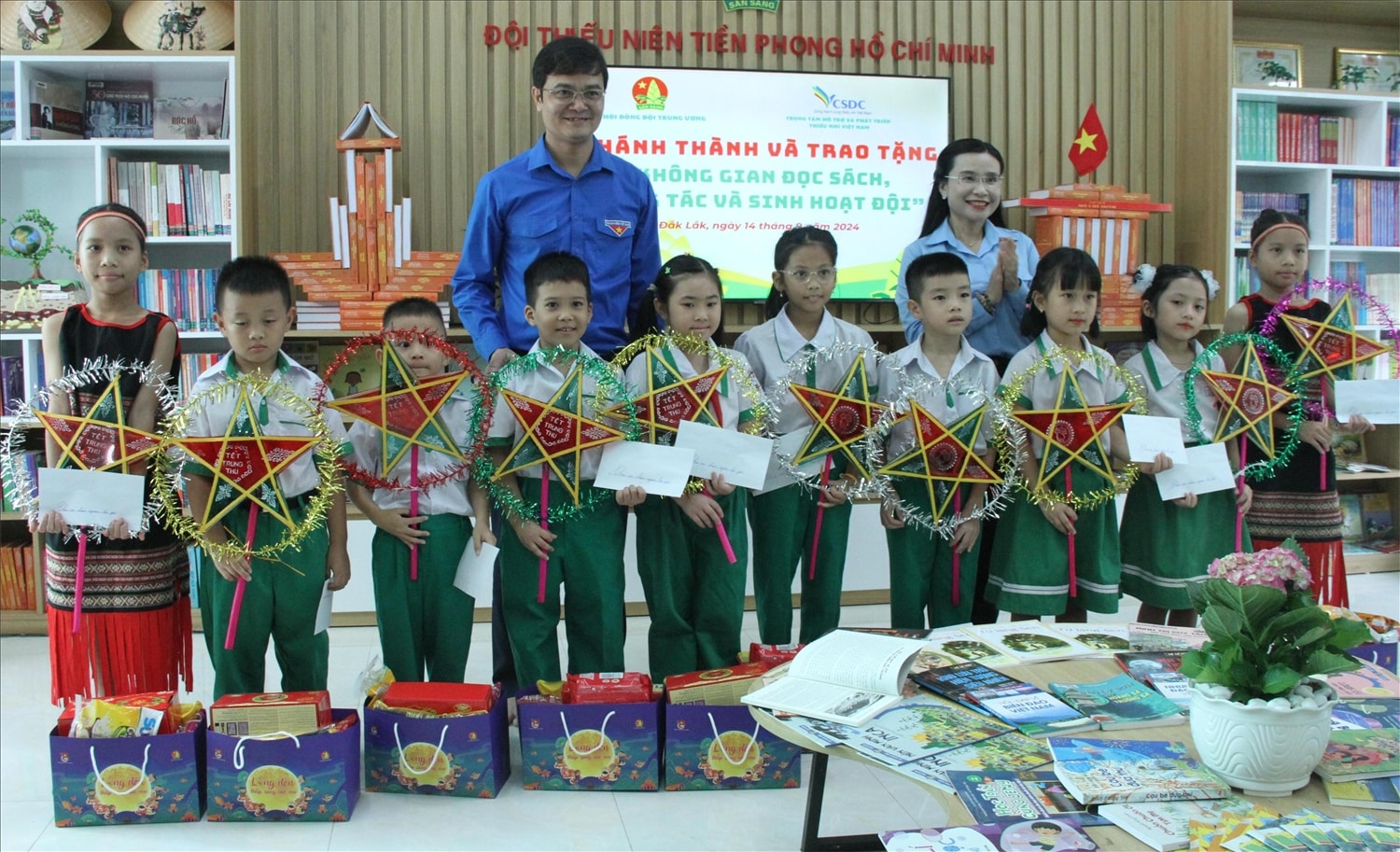 Các em học sinh có hoàn cảnh khó khăn được nhận món quà ý nghĩa nhân dịp Tết trung thu