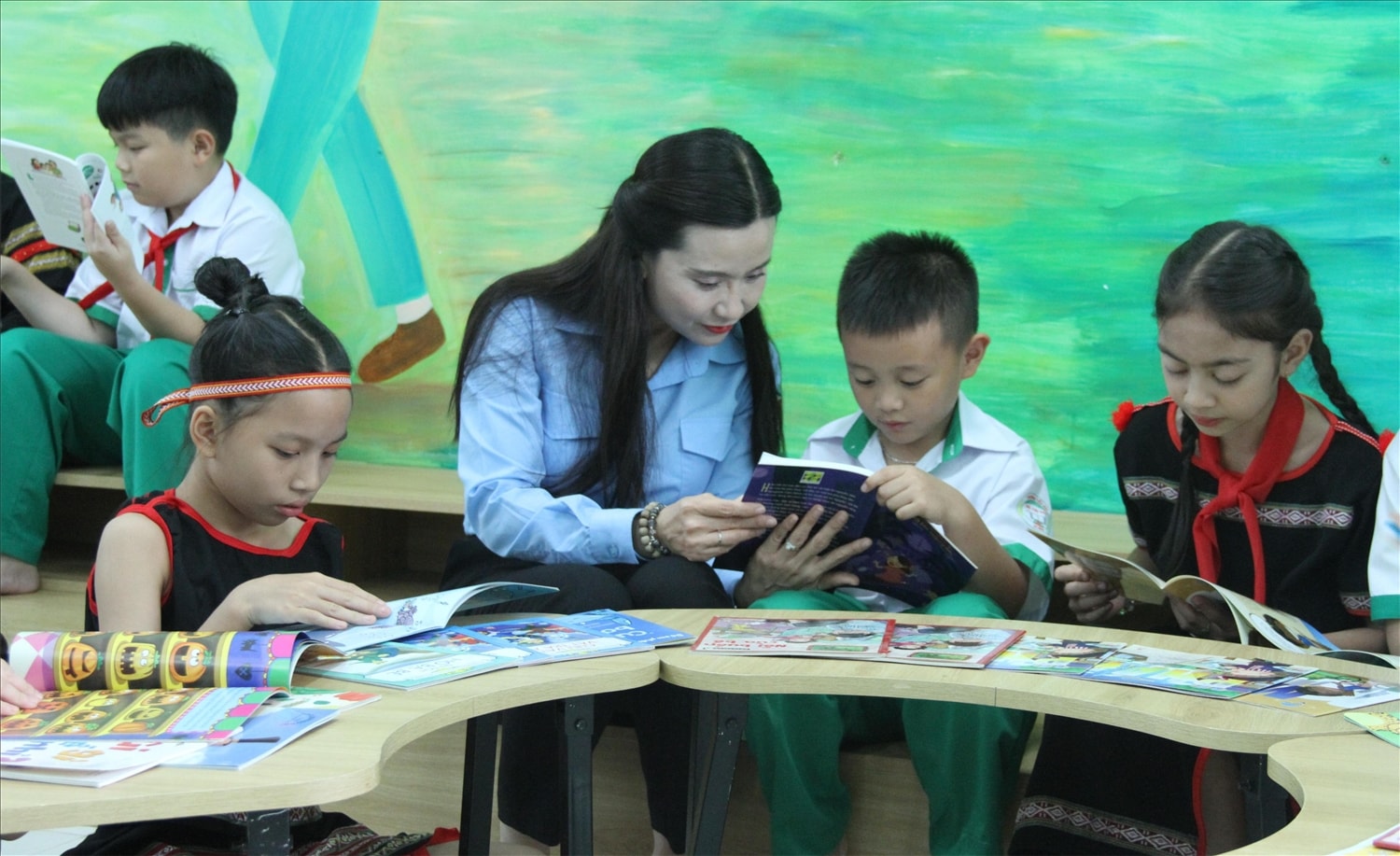 Chị Nguyễn Phạm Duy Trang, Bí thư BCH Trung ương Đoàn, Chủ tịch Hội đồng Đội Trung động viên, khuyến khích các em học sinh xây dựng đọc sách