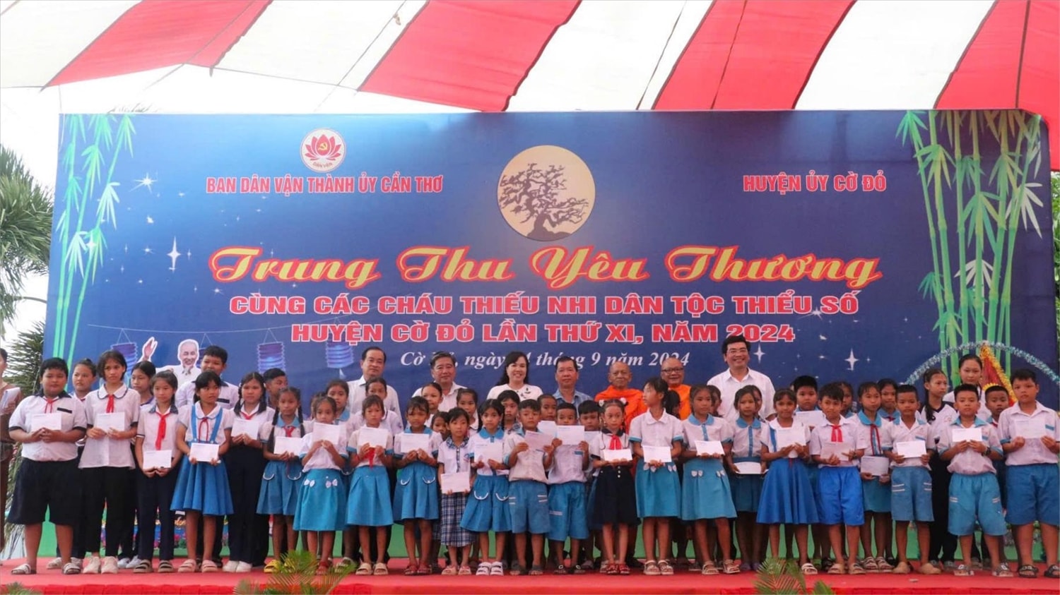 Các đại biểu trao quà cho các em thiếu nhi DTTS có hoàn cảnh khó khăn