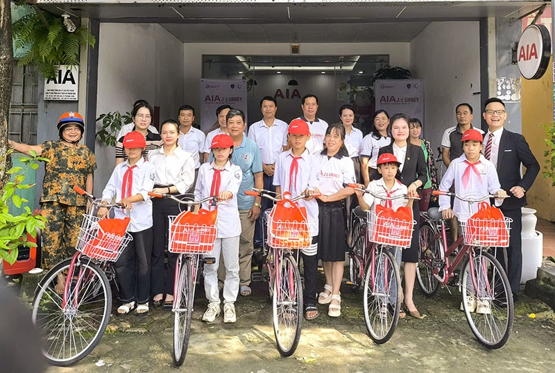 Đại diện lãnh đạo Quỹ BTTE tỉnh Thanh Hóa và Công ty TNHH Nhân thọ AIA trao xe đạp cho học sinh tại Trường THCS Cẩm Bình, huyện Cẩm Thủy. Đại diện lãnh đạo Quỹ BTTE tỉnh Thanh Hóa và Công ty TNHH Nhân thọ AIA trao xe đạp cho học sinh tại Trường THCS Cẩm Bình, huyện Cẩm Thủy.
