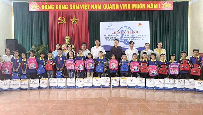 Quỹ BTTE tỉnh Thanh Hóa tặng ba lô và bánh kẹo trung thu cho trẻ em thuộc hộ nghèo, hộ cận nghèo, hộ có hoàn cảnh đặc biệt khó khăn tại Ngọc Lặc. Quỹ BTTE tỉnh Thanh Hóa tặng ba lô và bánh kẹo trung thu cho trẻ em thuộc hộ nghèo, hộ cận nghèo, hộ có hoàn cảnh đặc biệt khó khăn tại Ngọc Lặc.
