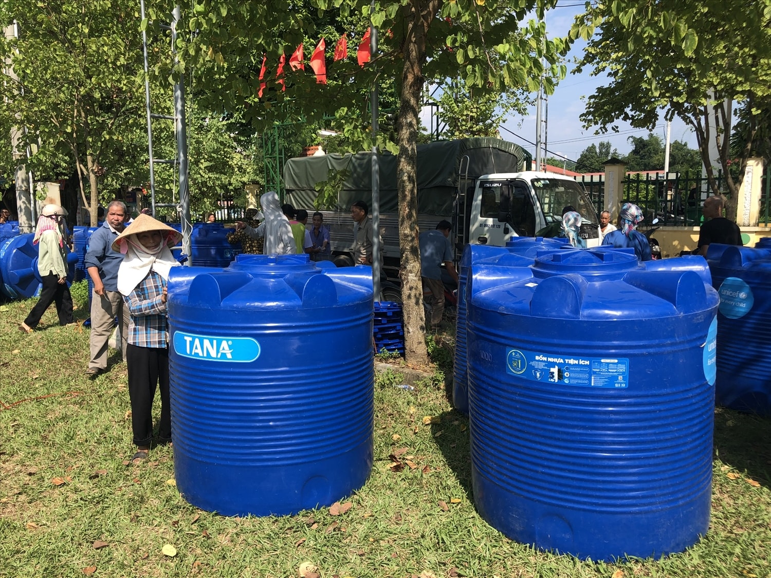Bồn chứa nước và các vật dụng vệ sinh được cấp cho các hộ nghèo, cận nghèo Bồn chứa nước và các vật dụng vệ sinh được cấp cho các hộ nghèo, cận nghèo