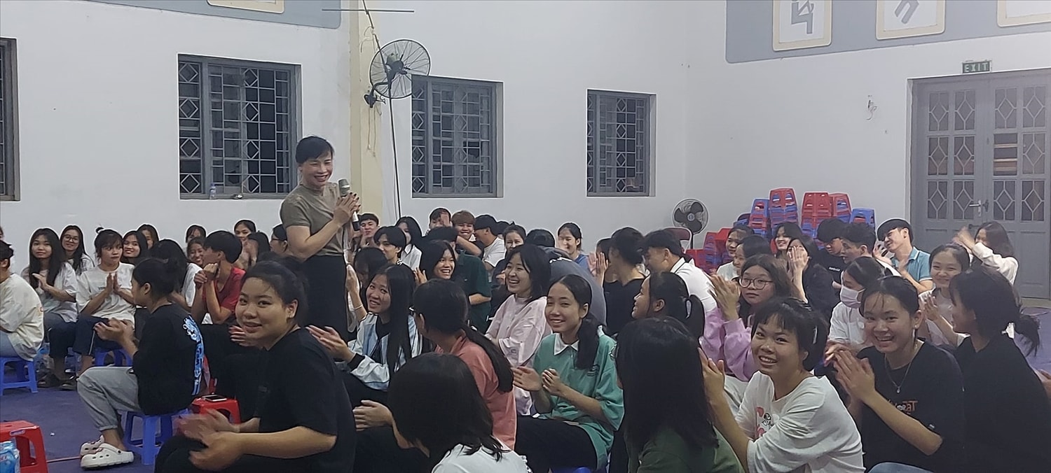 Huyện Đoàn Kim Bôi phối hợp với Ban dân tộc tỉnh và các trường học thực hiện chương trình nói chuyện chuyên đề 