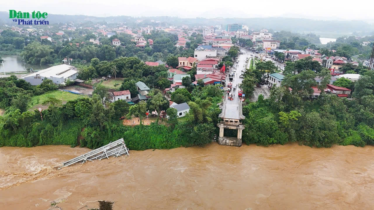 Hiện các lực lượng chức năng vẫn tích cực tìm kiếm các nạn nhân trong vụ sập cầu.