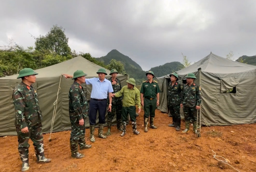 Phó Chủ tịch UBND tỉnh Cao Bằng Hoàng Văn Thạch kiểm tra công tác dựng nhà bạt tạm thời cho các hộ dân di dời khỏi khu vực bị sạt lở tại xóm Lũng Luông, xã Ca Thành, huyện Nguyên Bình (Ánh: Báo Cao Bằng). Phó Chủ tịch UBND tỉnh Cao Bằng Hoàng Văn Thạch kiểm tra công tác dựng nhà bạt tạm thời cho các hộ dân di dời khỏi khu vực bị sạt lở tại xóm Lũng Luông, xã Ca Thành, huyện Nguyên Bình (Ánh: Báo Cao Bằng).
