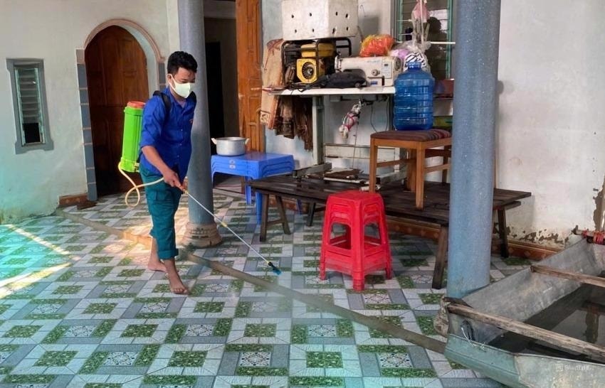 Công tác phun khử trùng phòng, chống dịch bệnh sau lũ cũng được khẩn trương tiến hành. Công tác phun khử trùng phòng, chống dịch bệnh sau lũ cũng được khẩn trương tiến hành.