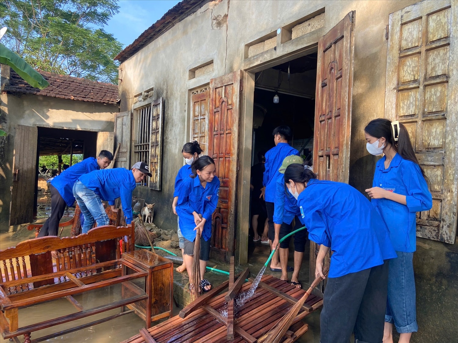 Công tác dọn dẹp và vệ sinh môi trường giúp người dân vùng lũ đang được khẩn trương thực hiện Công tác dọn dẹp và vệ sinh môi trường giúp người dân vùng lũ đang được khẩn trương thực hiện