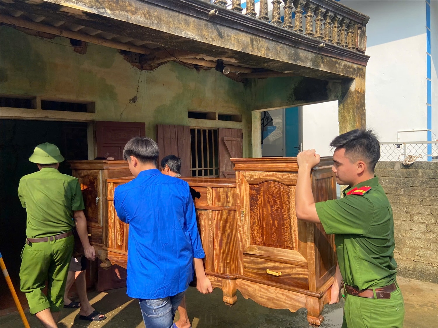 Ban Chỉ huy quân sự và Công an huyện Thạch Thành đã tổ chức lực lượng, phối hợp với các địa phương tổ chức dọn dẹp nhà cửa, vệ sinh môi trường, giúp người dân ổn định cuộc sống sau lũ. Ban Chỉ huy quân sự và Công an huyện Thạch Thành đã tổ chức lực lượng, phối hợp với các địa phương tổ chức dọn dẹp nhà cửa, vệ sinh môi trường, giúp người dân ổn định cuộc sống sau lũ.