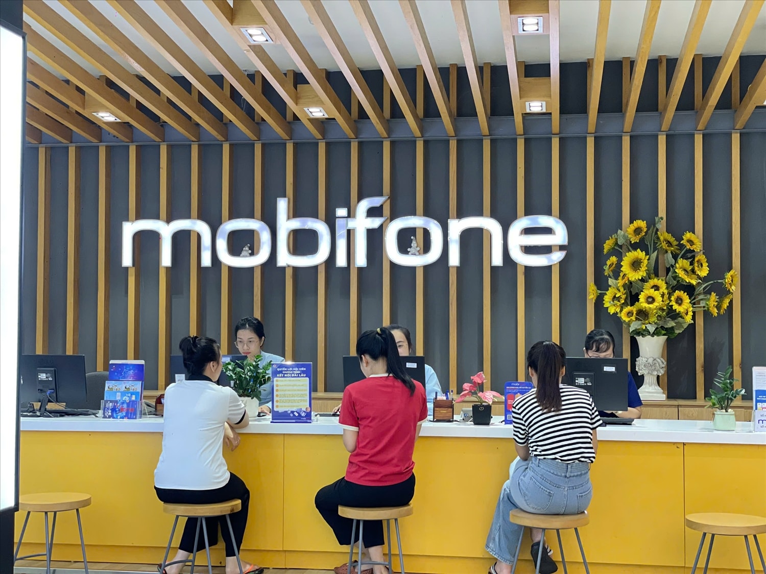 Khách hàng đang đăng ký dịch vụ tại một cửa hàng Mobifone trên địa bàn tỉnh Thái Nguyên Khách hàng đang đăng ký dịch vụ tại một cửa hàng Mobifone trên địa bàn tỉnh Thái Nguyên