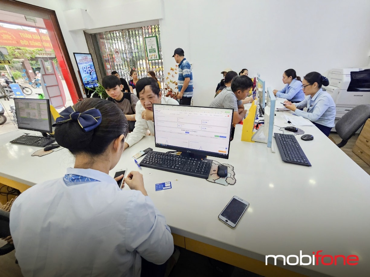 Nhân viên Mobifone thao tác cộng 30.000 đồng vào tài khoản khuyến mại KM3T, sử dụng cho dịch vụ điện thoại và SMS nội mạng, ngoại mạng, trong 7 ngày (kể từ thời điểm được cộng khuyến mại thành công) cho khách hàng. Nhân viên Mobifone thao tác cộng 30.000 đồng vào tài khoản khuyến mại KM3T, sử dụng cho dịch vụ điện thoại và SMS nội mạng, ngoại mạng, trong 7 ngày (kể từ thời điểm được cộng khuyến mại thành công) cho khách hàng..