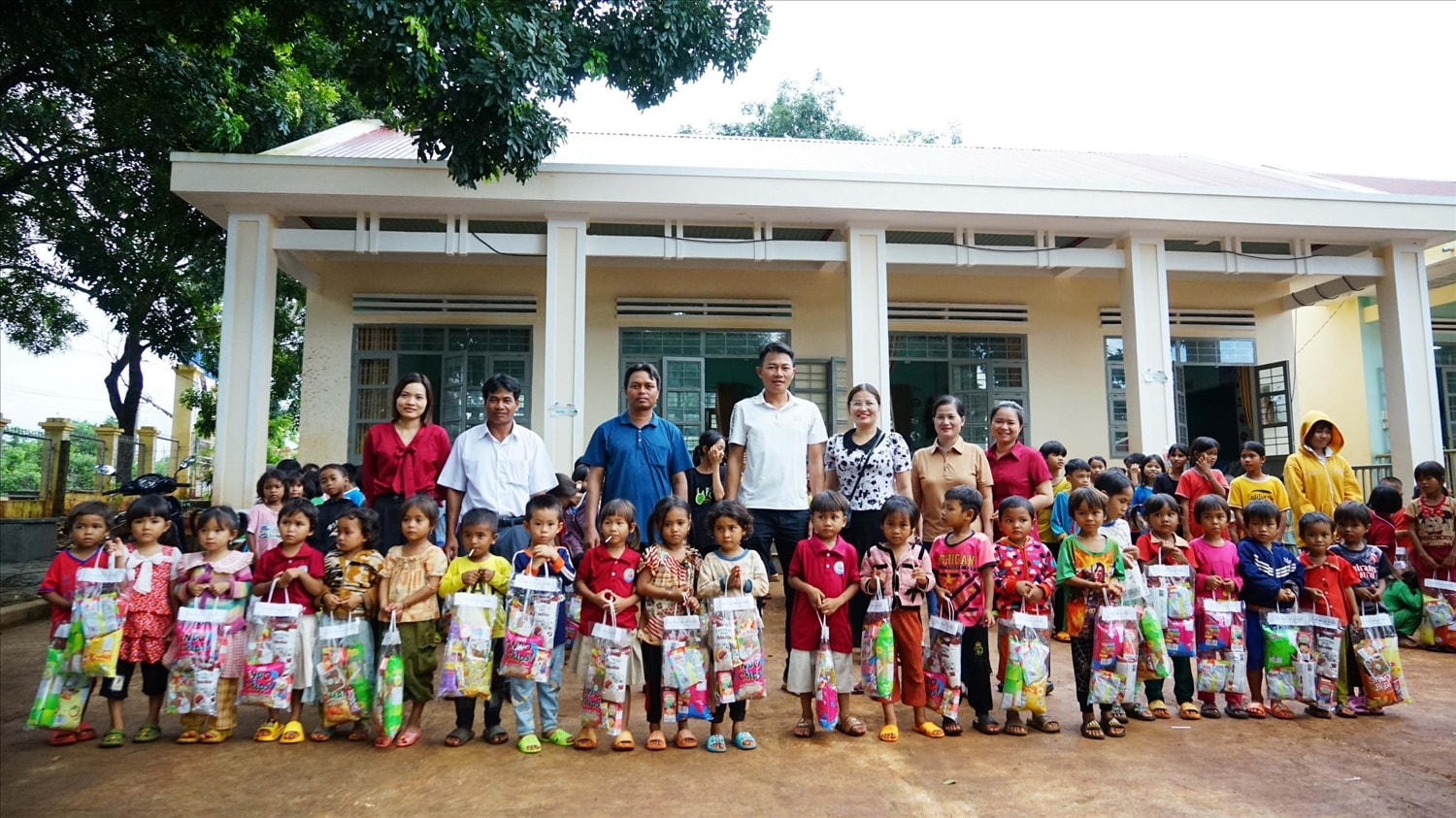 Các đơn vị, doanh nghiệp đã trao tặng hàng ngàn phần quà đến các em thiếu nhi vùng sâu, vùng biên giới Gia Lai Các đơn vị, doanh nghiệp đã trao tặng hàng ngàn phần quà đến các em thiếu nhi vùng sâu, vùng biên giới Gia Lai