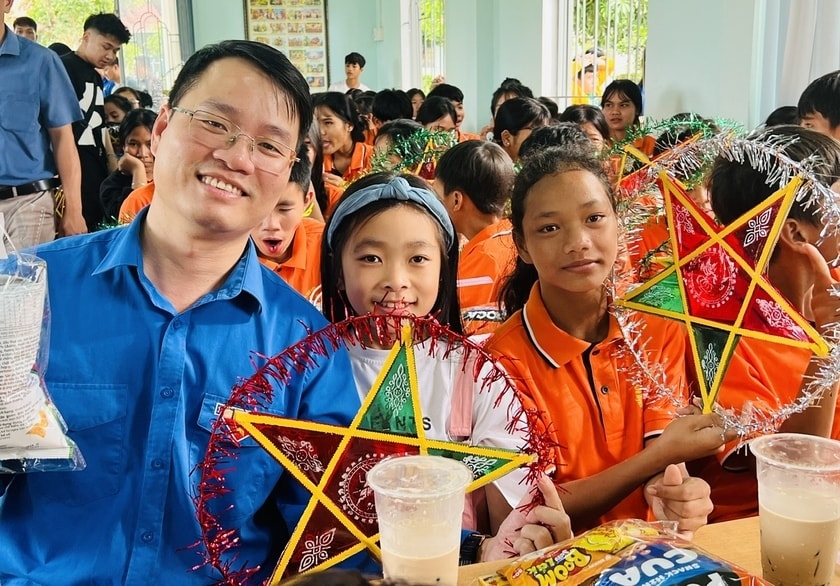 Các mạnh thường quân chung vui Tết Trung thu với các em mồ côi tại Làng trẻ em SOS Pleiku Các mạnh thường quân chung vui Tết Trung thu với các em mồ côi tại Làng trẻ em SOS Pleiku