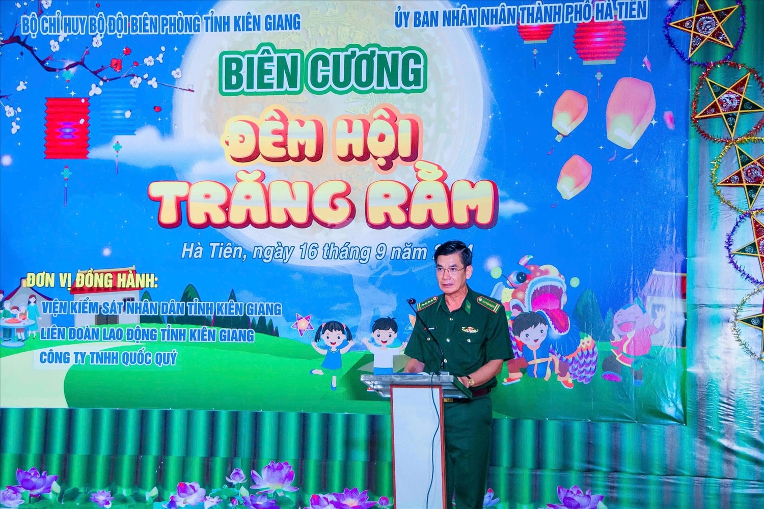 Đại tá Huỳnh Văn Đông, Bí thư Đảng ủy, Chính ủy BĐBP tỉnh Kiên Giang phát biểu chúc mừng Tết Trung thu.