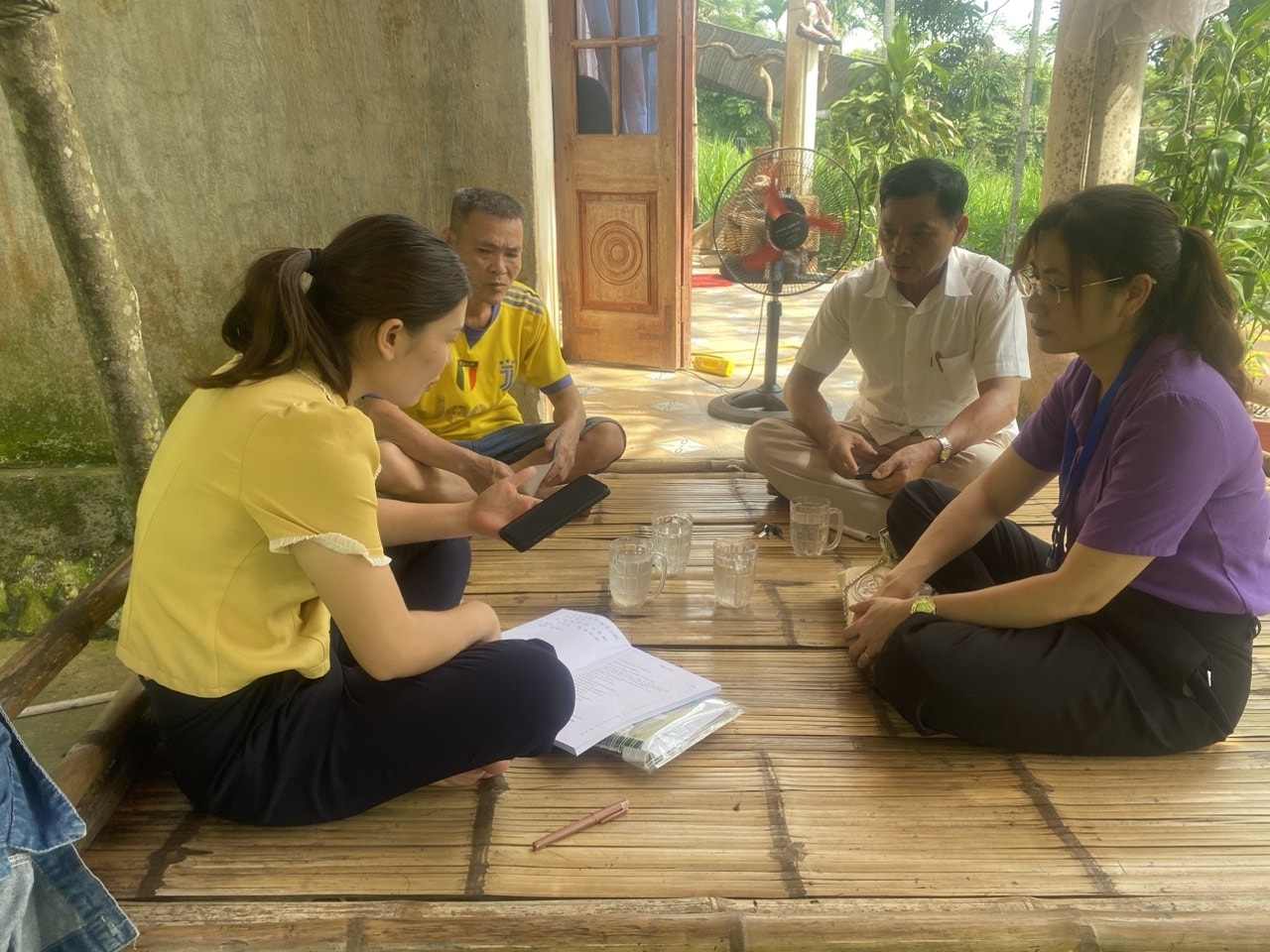 Điều tra viên đến từng thôn, từng hộ thu thập thông tin phục vụ cuộc điều tra tại huyện Ngọc Lặc Điều tra viên đến từng thôn, từng hộ thu thập thông tin phục vụ cuộc điều tra tại huyện Ngọc Lặc