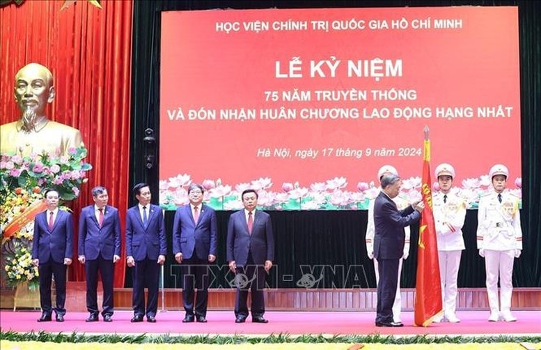 Tổng Bí thư, Chủ tịch nước gắn Huân chương Lao động hạng Nhất lên lá cờ truyền thống của Học viện Chính trị Quốc gia Hồ Chí Minh - Ảnh: TTXVN Tổng Bí thư, Chủ tịch nước gắn Huân chương Lao động hạng Nhất lên lá cờ truyền thống của Học viện Chính trị Quốc gia Hồ Chí Minh - Ảnh: TTXVN