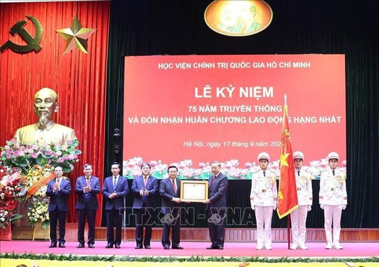Tổng Bí thư, Chủ tịch nước trao Huân chương Lao động hạng Nhất cho Học viện Chính trị Quốc gia Hồ Chí Minh - Ảnh: TTXVN Tổng Bí thư, Chủ tịch nước trao Huân chương Lao động hạng Nhất cho Học viện Chính trị Quốc gia Hồ Chí Minh - Ảnh: TTXVN