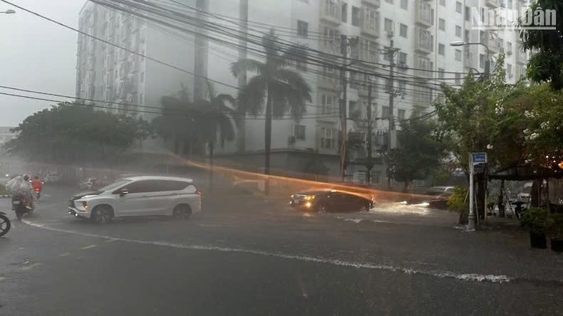 Mưa lớn trong sáng 18-9 đã khiến một số khu vực ở TP Đà Nẵng ngập cục bộ. Ảnh nguồn Báo Nhân Dân