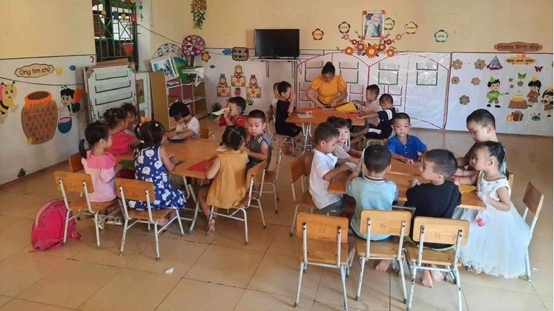 Để đón học sinh trở lại lớp học, Trường mầm non Điền Thượng (Bá Thước) đã khẩn trương bắt tay vào dọn dẹp, kiểm tra lại toàn bộ cơ sở vật chất, trang thiết bị, phun thuốc khử khuẩn... đảm bảo điều kiện thuận lợi cho việc dạy và học. Đồng thời, xây dựng kế hoạch học bù cho các em vào thứ 7, kết hợp học thêm vào các buổi chiều trong tuần để kịp chương trình đề ra.