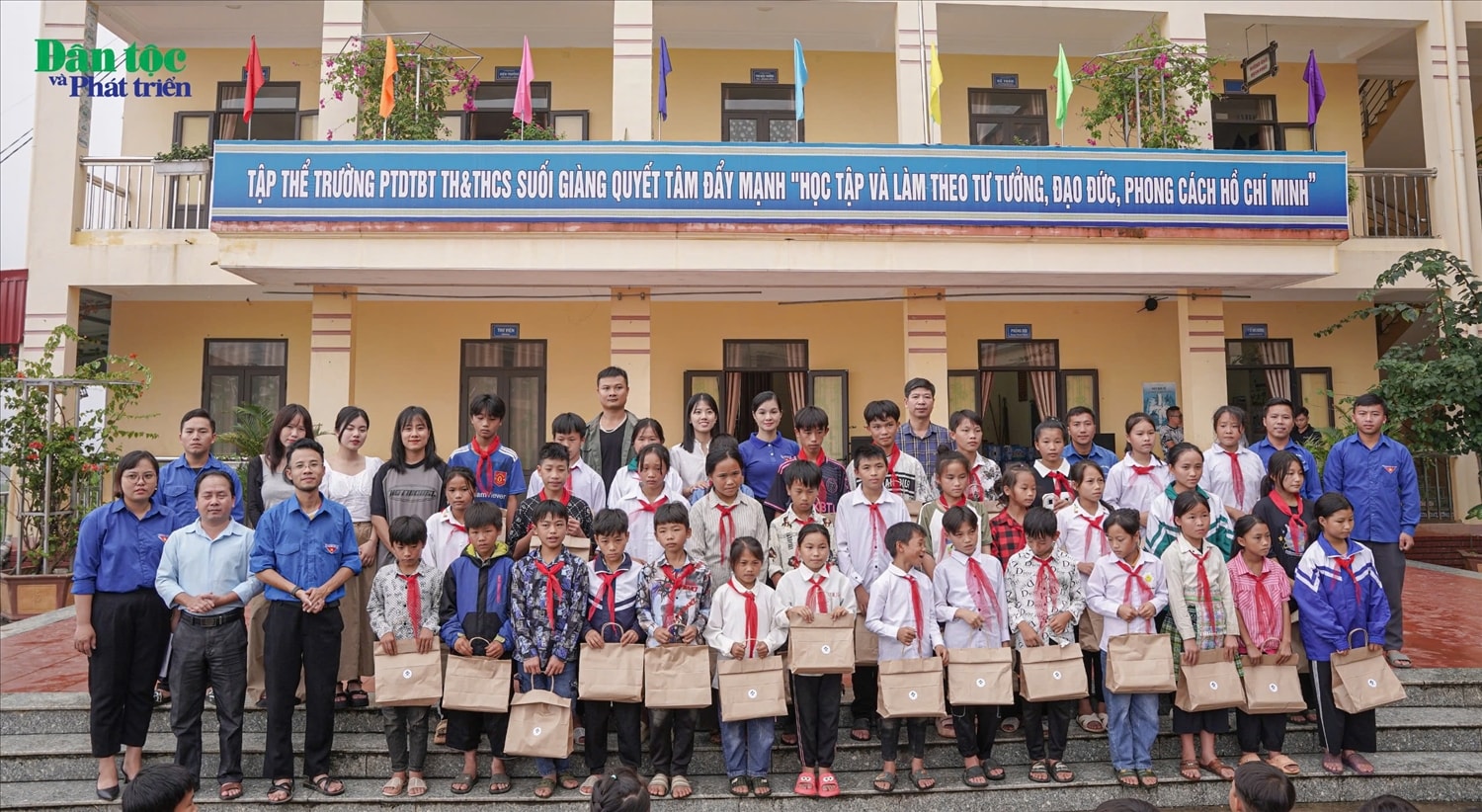 Báo Dân tộc và Phát triển phối hợp với các đơn vị thiện nguyện củ Bệnh viện Hữu nghị 103 Yên Bái, Tập đoàn HYH Việt Nam quyết định dành kinh phí để trao tặng gần 1.800 suất quà cho trẻ em tại xã Suối Giàng