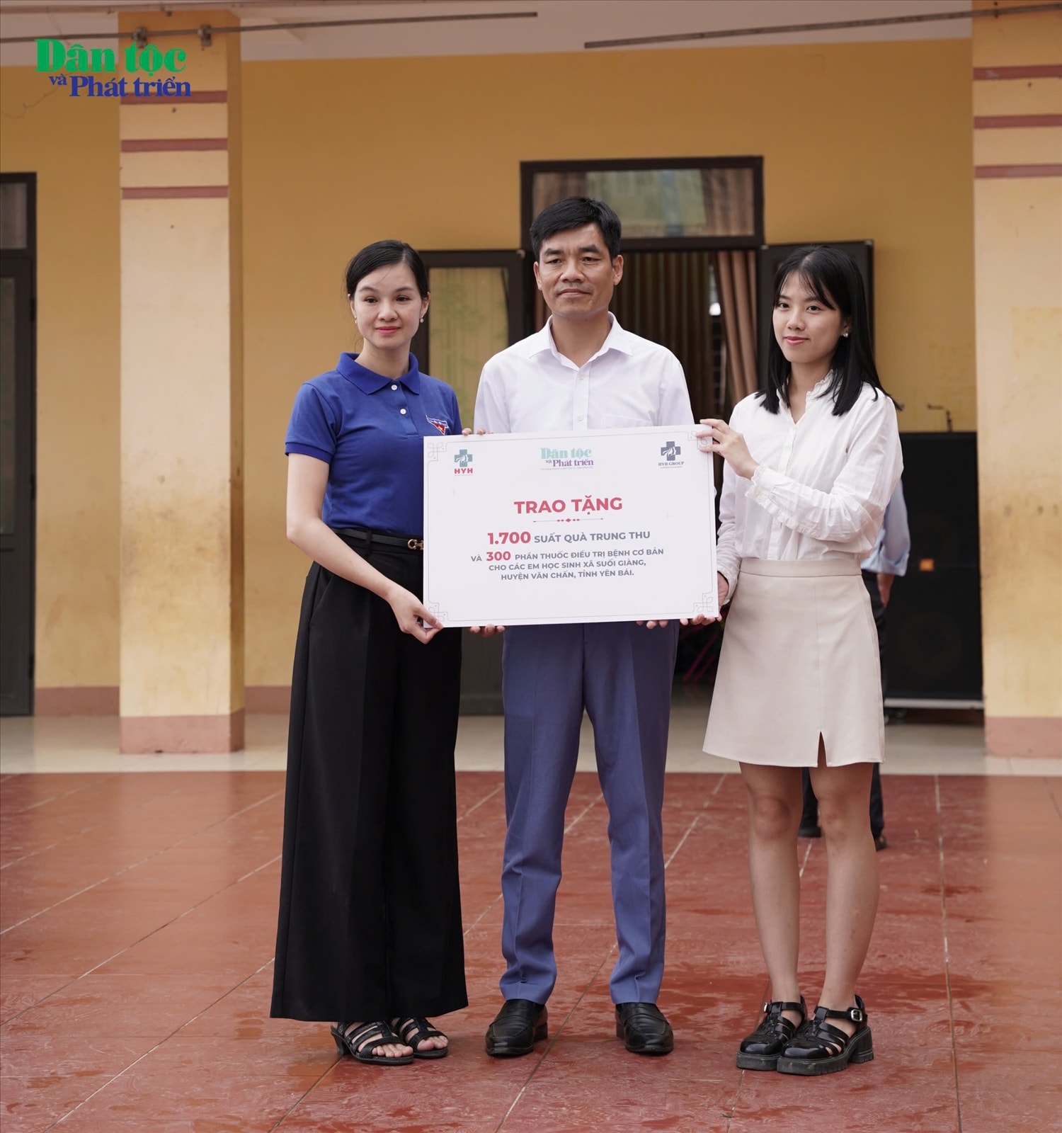 Bà Phạm Thị Thanh Huyền, Phó trưởng Ban Báo Điện tử Dân tộc và Phát triển  và đại diện nhà tài trợ trao biểu trưng quà tặng cho Nhà trường