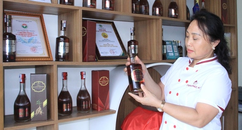 Bà Âu Thị Kim Phượng, Giám đốc Công ty Cổ phần Chế biến Nông sản Minh Phúc An kiểm tra sản phẩm rượu Ba kích Bà Âu Thị Kim Phượng, Giám đốc Công ty Cổ phần Chế biến Nông sản Minh Phúc An kiểm tra sản phẩm rượu Ba kích