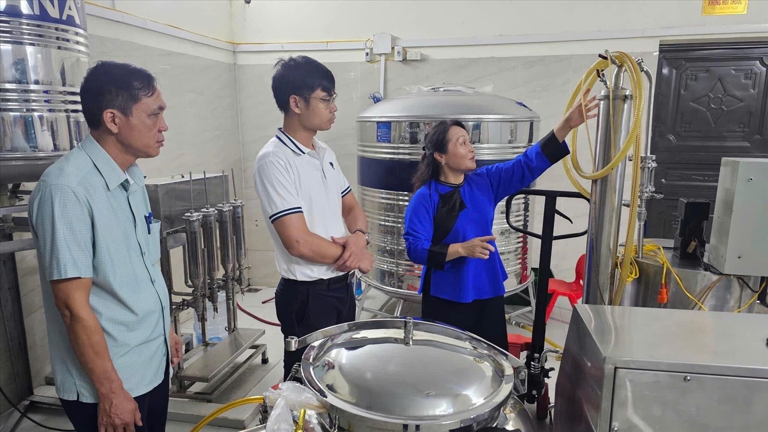 Bà Âu Thị Kim Phượng, Giám đốc Công ty Cổ phần Chế biến Nông sản Minh Phúc An, giới thiệu dây chuyền sản xuất với Ông Lưu Văn Sinh, Trưởng phòng Dân tộc huyện Tam Đảo (áo trắng), tỉnh Vĩnh Phúc Bà Âu Thị Kim Phượng, Giám đốc Công ty Cổ phần Chế biến Nông sản Minh Phúc An, giới thiệu dây chuyền sản xuất với Ông Lưu Văn Sinh, Trưởng phòng Dân tộc huyện Tam Đảo (áo trắng), tỉnh Vĩnh Phúc