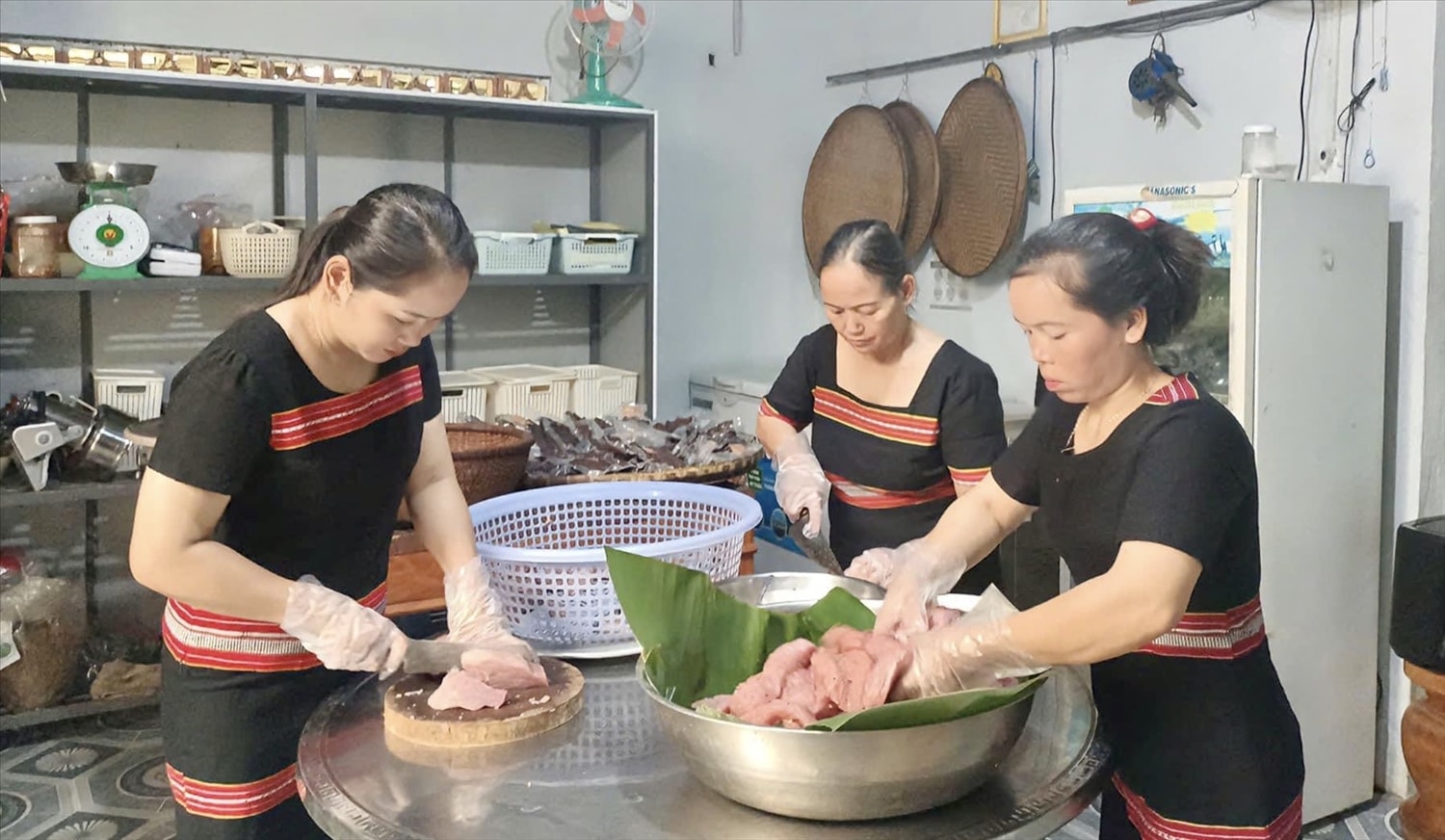 Gia đình chị Y Lý Huyền chuẩn bị nguyên liệu để chế biến sản phẩm Thịt heo gác bếp Gia đình chị Y Lý Huyền chuẩn bị nguyên liệu để chế biến sản phẩm Thịt heo gác bếp