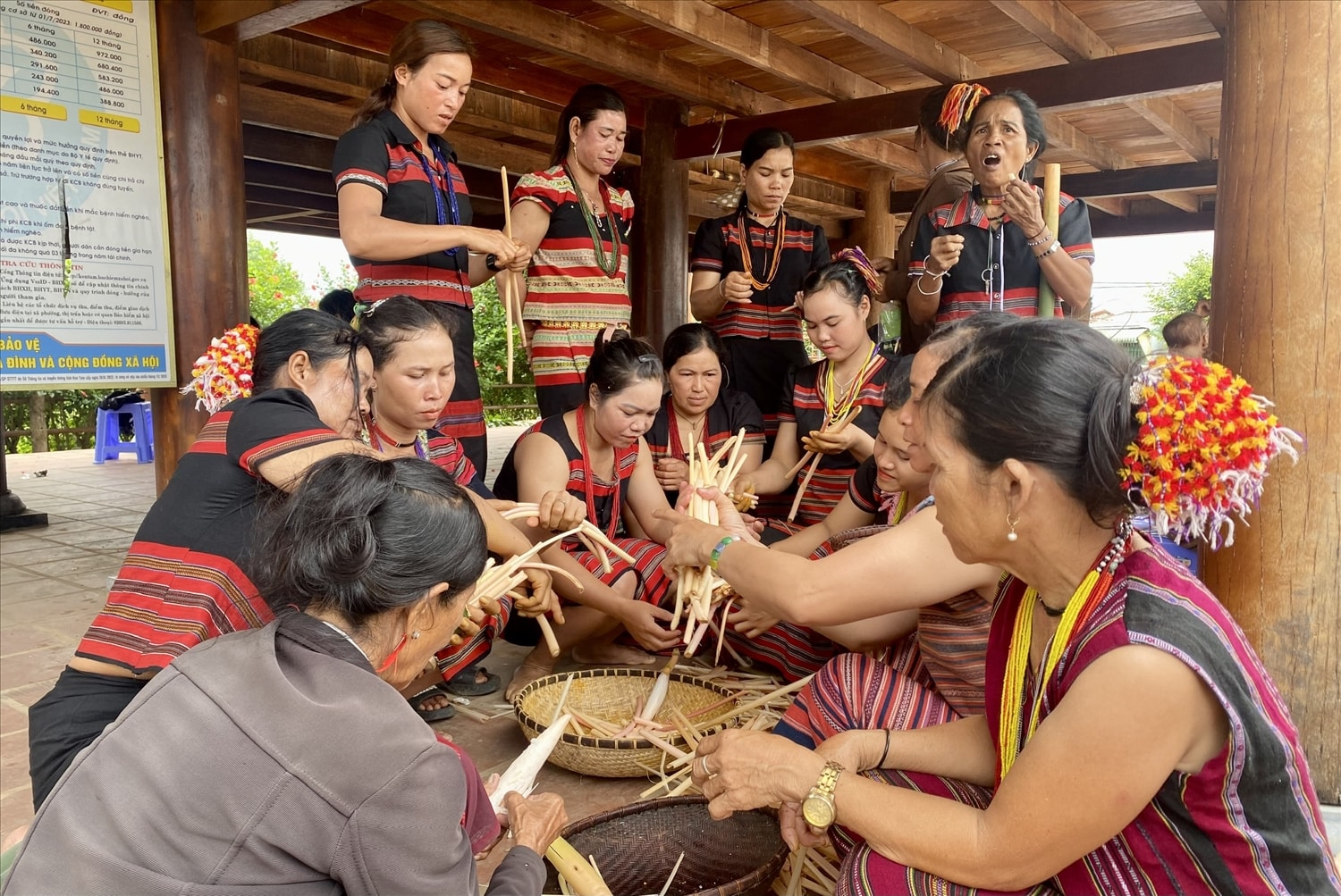 Phụ nữa Brâu chuẩn bị nguyên vật liệu để chế biến Rượu cần men lá Phụ nữa Brâu chuẩn bị nguyên vật liệu để chế biến Rượu cần men lá