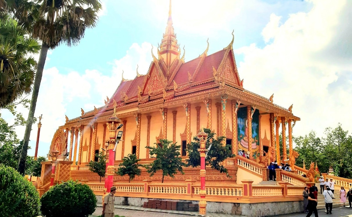 Chùa Xiêm Cán là một trong những sản phẩm du lịch đang thu hút khách du lịch khá cao tại  tỉnh Bạc Liêu