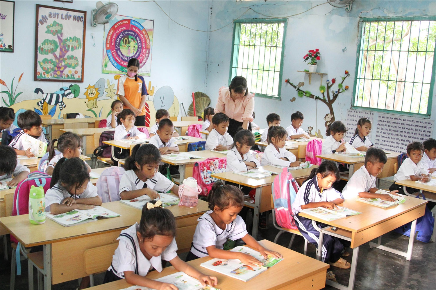 Cô giáo Trần Thị Luỹ, dân tộc Raglay tốt nghiệp đại học sư phạm tiểu học trở về dạy chữ cho trẻ em thôn Mỹ Hiệp. Cô giáo Trần Thị Luỹ, dân tộc Raglay tốt nghiệp đại học sư phạm tiểu học trở về dạy chữ cho trẻ em thôn Mỹ Hiệp.