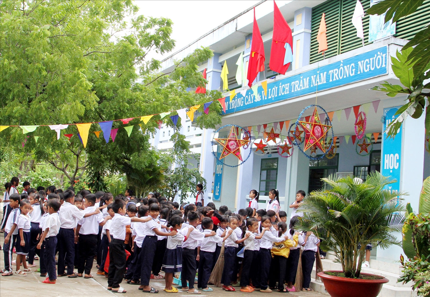 Học sinh Trường Tiểu học Mỹ Sơn C xếp hàng chuẩn bị vào lớp học. Học sinh Trường Tiểu học Mỹ Sơn C xếp hàng chuẩn bị vào lớp học.
