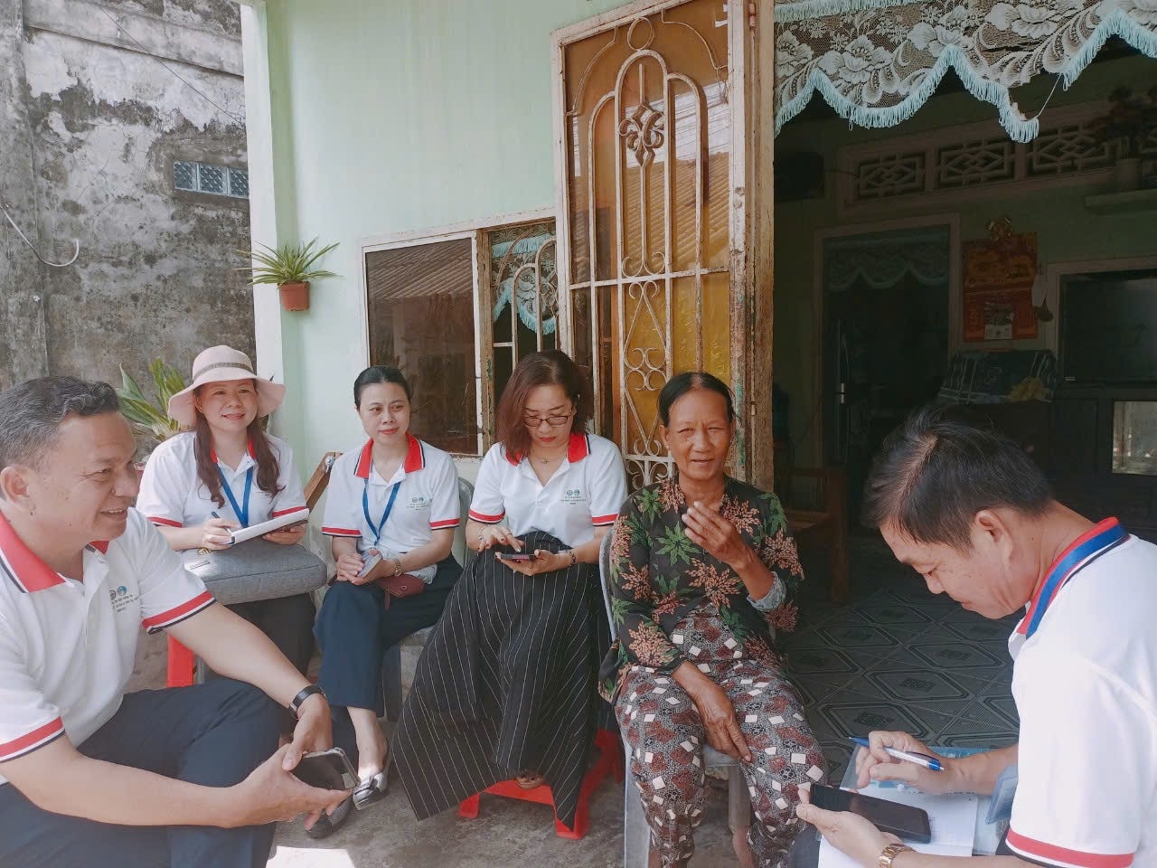 ĐTV Lai Văn Minh (ngoài cùng bên phải) tiến hành phỏng vấn hộ dân trên địa bàn khóm 1, phường 1, thị xã Vĩnh Châu, tỉnh Sóc Trăng ĐTV Lai Văn Minh (ngoài cùng bên phải) tiến hành phỏng vấn hộ dân trên địa bàn khóm 1, phường 1, thị xã Vĩnh Châu, tỉnh Sóc Trăng