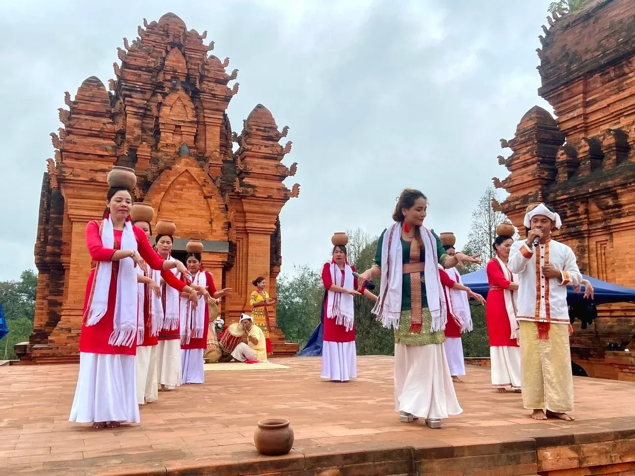 Vũ điệu dân tộc Chăm trên Tháp Vũ điệu dân tộc Chăm trên Tháp