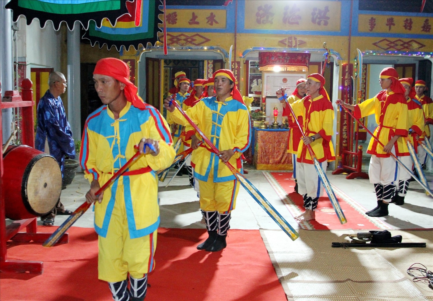 Đội bả trạo thực hiện nghi thức Tế Thu tại đình Mỹ Nghĩa. Đội bả trạo thực hiện nghi thức Tế Thu tại đình Mỹ Nghĩa.