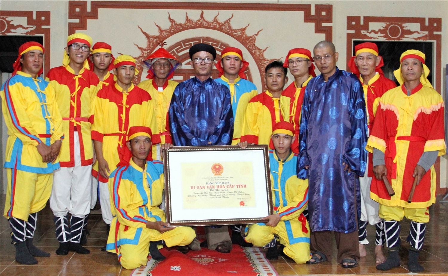 Ban Quản lý đình- lăng Mỹ Nghĩa và đội bả trạo chụp ảnh lưu niệm với Bằng công nhận Di sản văn hóa phi vật thể cấp tỉnh. Ban Quản lý đình- lăng Mỹ Nghĩa và đội bả trạo chụp ảnh lưu niệm với Bằng công nhận Di sản văn hóa phi vật thể cấp tỉnh.