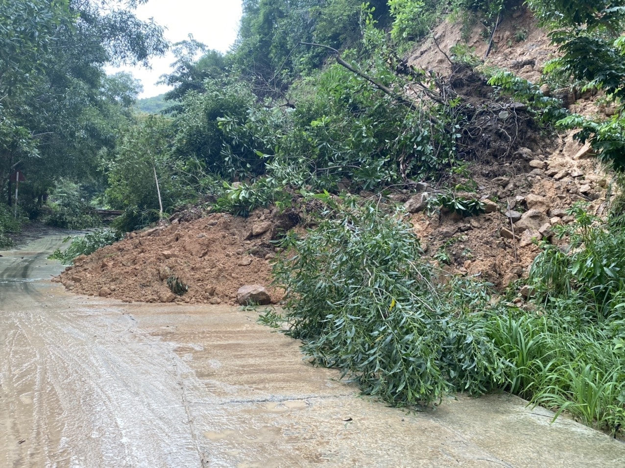 Thời tiết xấu khiến nhiều điểm xảy ra sạt lở Thời tiết xấu khiến nhiều điểm xảy ra sạt lở