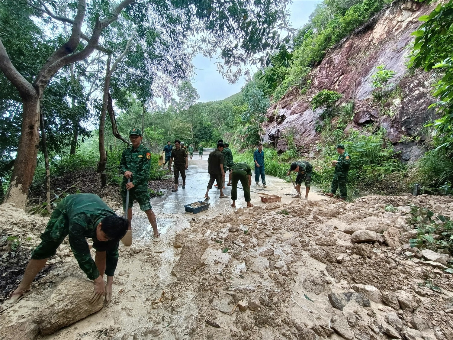 Nhiều cán bộ, chiến sỹ được huy động giúp dân khắc phục sạt lở núi Nhiều cán bộ, chiến sỹ được huy động giúp dân khắc phục sạt lở núi
