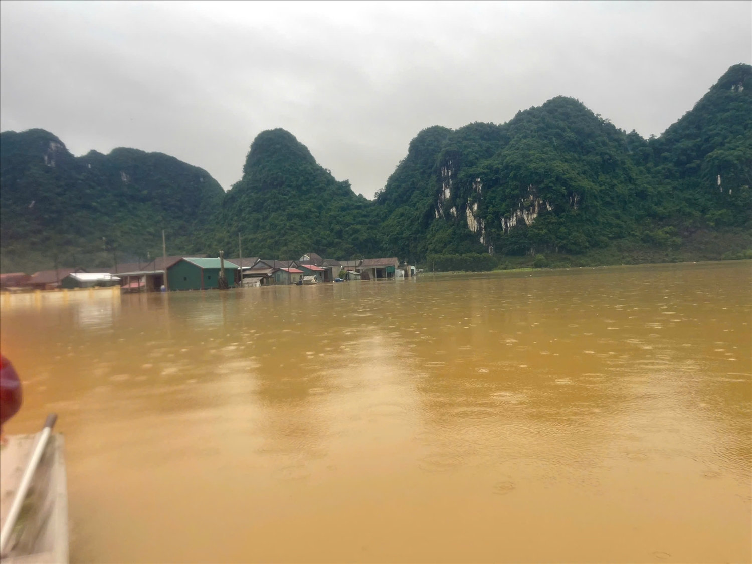 Hơn 420 hộ dân ở xã miền núi Tân Hóa bị ngập sâu trong nước lũ 2