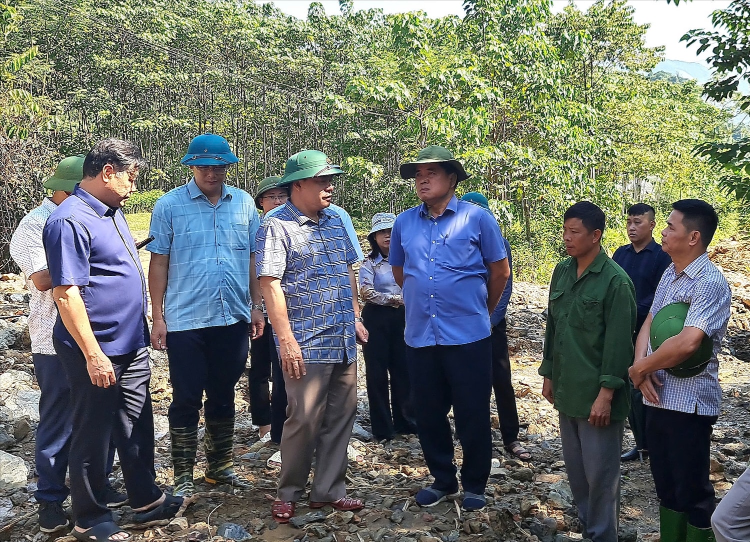 Đoàn công tác của Bộ NNPTNT do Thứ trưởng Trần Thanh Nam dẫn đầu đã tới kiểm tra khu vực vừa xảy ra lũ quét, sạt lở đất ở thôn Đồng Tâm, xã Yên Thành, huyện Quang Bình., tìm hiểu giải pháp và hướng  khắc phục ổn định cuộc sống cho bà con bị ảnh hưởng sau lũ